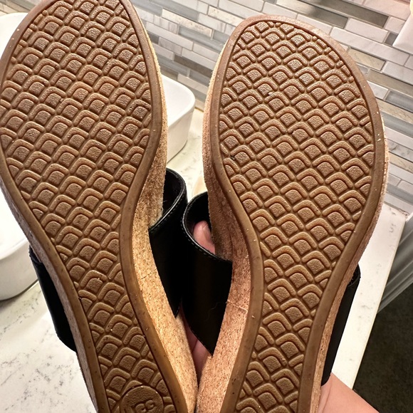 Ugg sandals - Picture 2 of 4